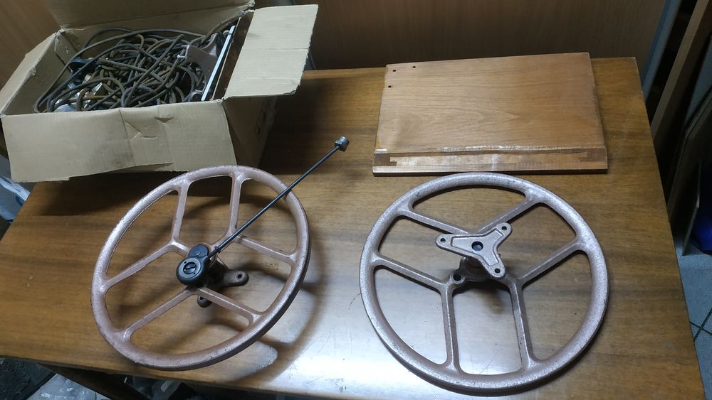 Тумбочки и привод ножной, ремни швейной машинки