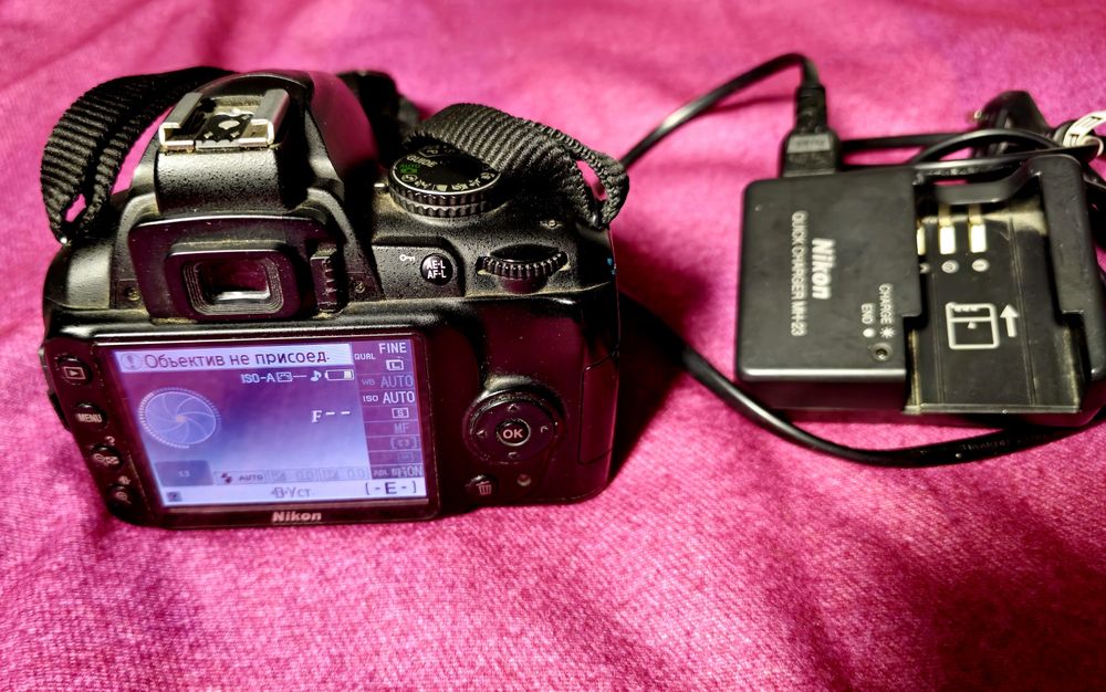 Фотоапарат Nikon D3000 в комплекті з зарядним пристроєм