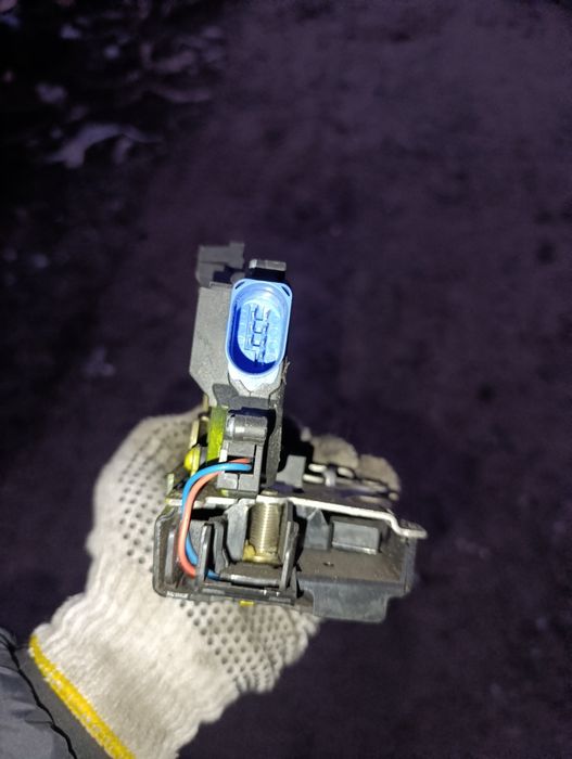 Замок двери задней левой VW Touareg Golf 5-6 Touran Jetta Octavia A5