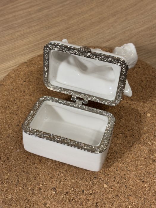 Ceramiczna porcelanowa szkatułka aniołek cherubin
