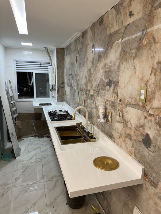 Ladrilhador no porto