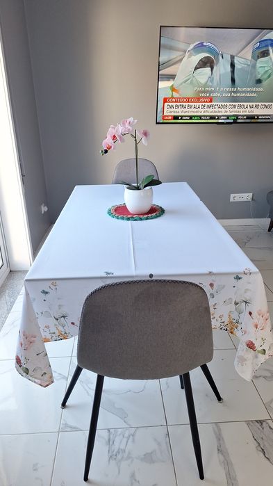 Vendo mesa 6 lugares cadeiras só tenho duas mais colchao casal 50 euros