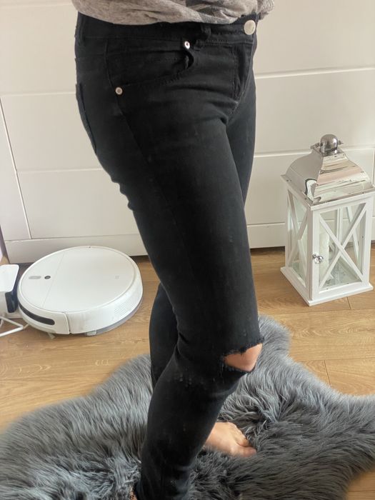 Czarne gumowane spodnie jeansy  skiny z dziuramiDenim