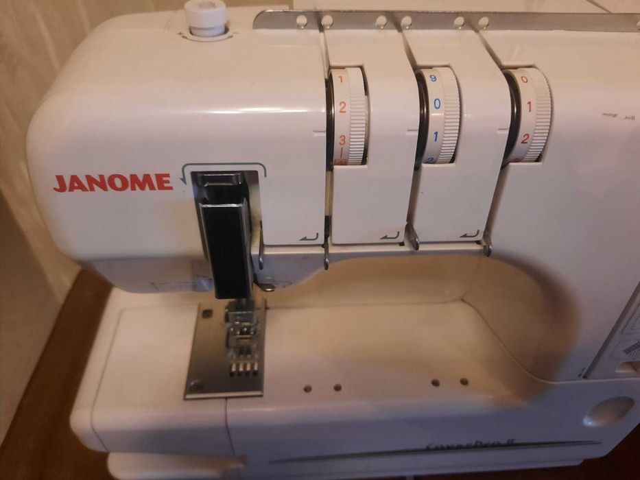 Розпошивальна машина Janome Cover Pro 2