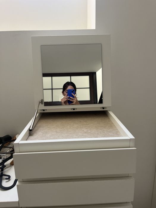 Cómoda Ikea com espelho e 6 gavetas