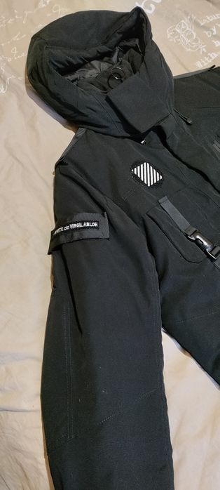 Зимова чоловіча куртка чорного кольору