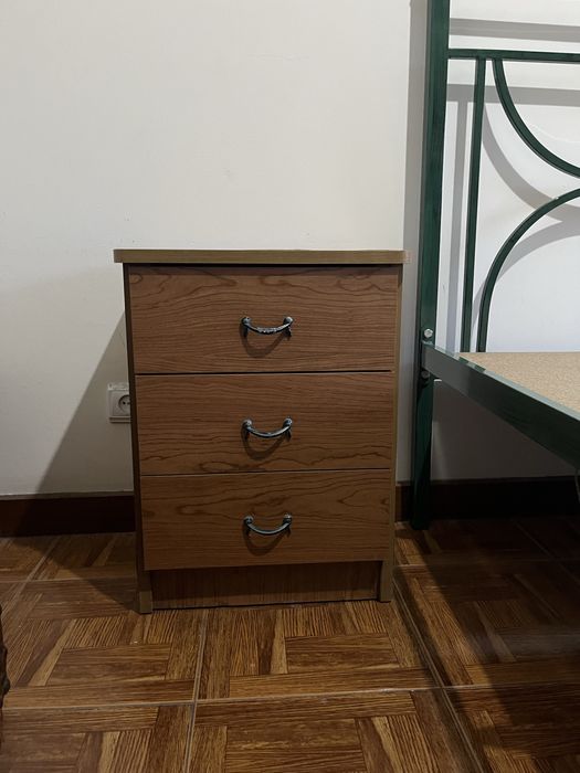 cama + móveis pequenos + cómoda com espelho + armário + mesa de apoio