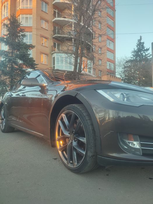 Tesla Model S 400к.с