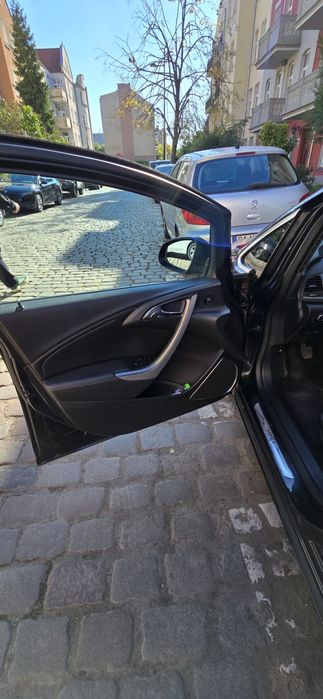 Czarny Opel Astra