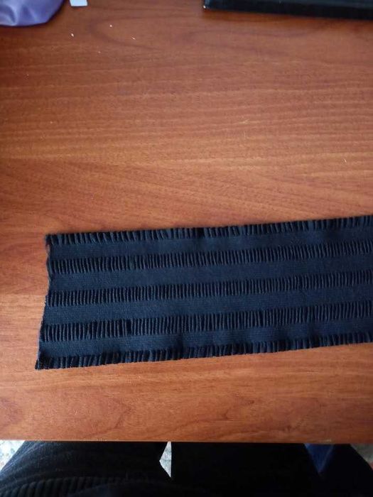 Guma czarna, elastyczna do pasów. Lekko falowana.