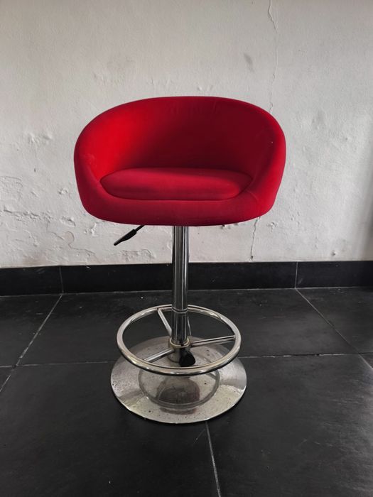 Banqueta vermelha alta