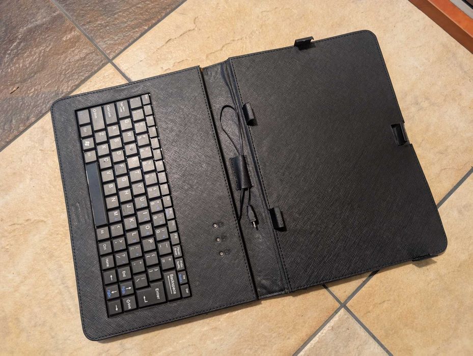 Etui na tablet z wbudowaną klawiaturą - od 10" do 11"