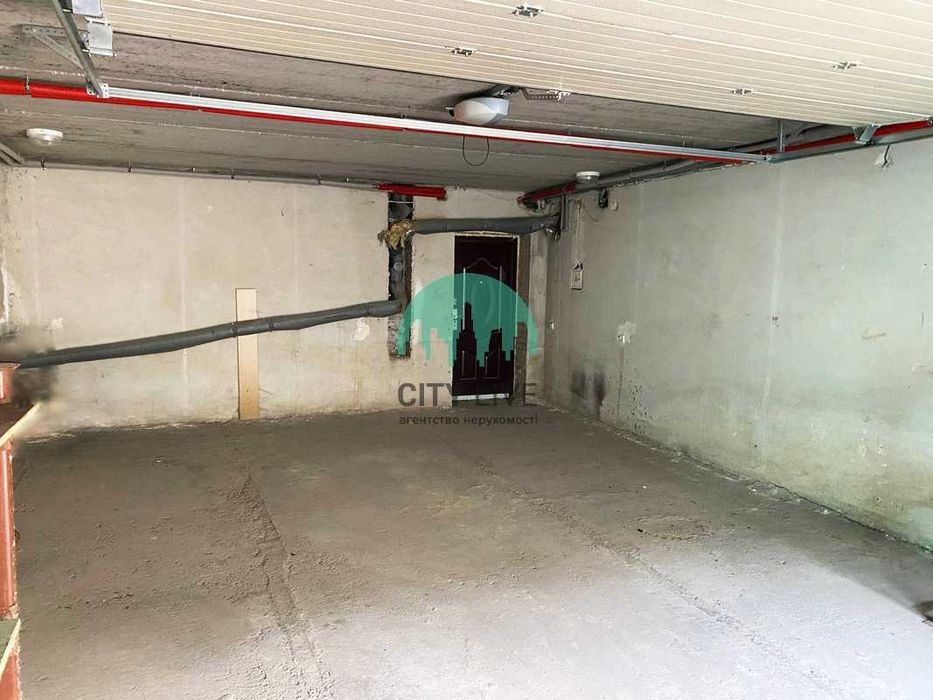 Продам великий гараж в центрі міста.  41,3кв.м. (63)