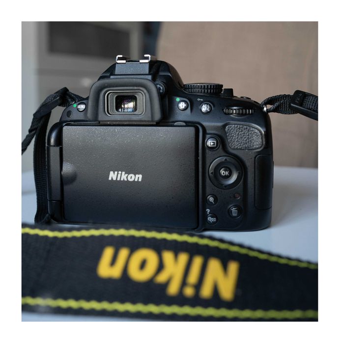 Vende-se uma câmera DSLR Nikon D5100 e duas lentes.
Preço: 460 euros.
