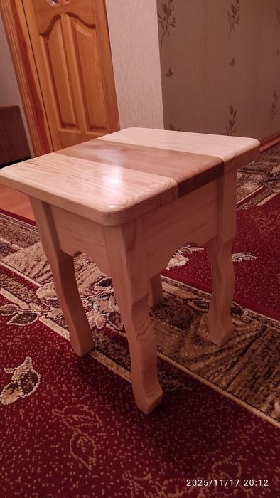 Самовивіз.Продам дерев'яний табурет висота 45см, ширина кришки34*3