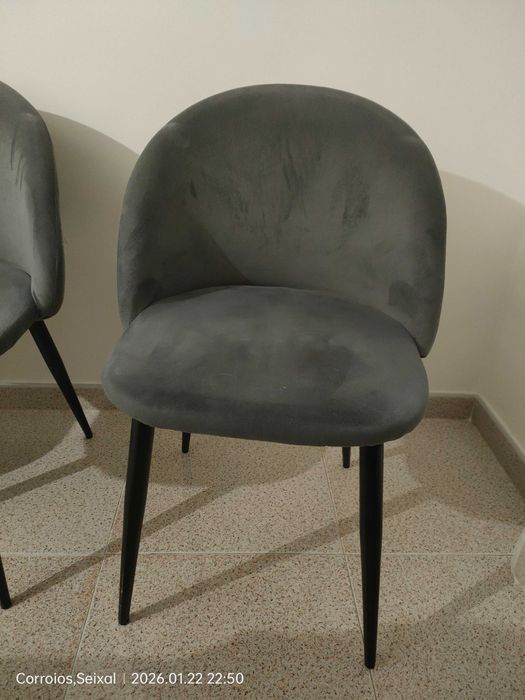 Cadeiras em veludo cinza