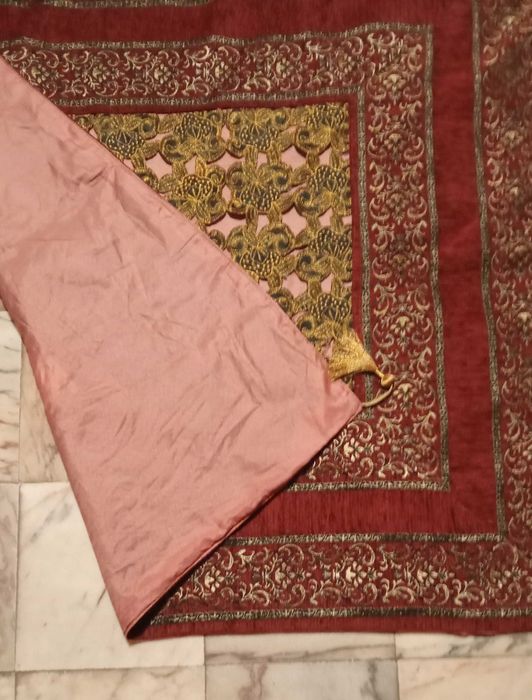 Tapeçaria/toalha de mesa bordado como antigo em metálico dourado