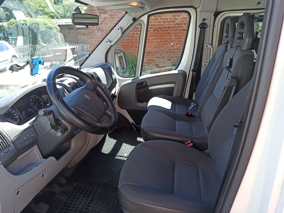 Wynajem busa 9 osobowego z laweta