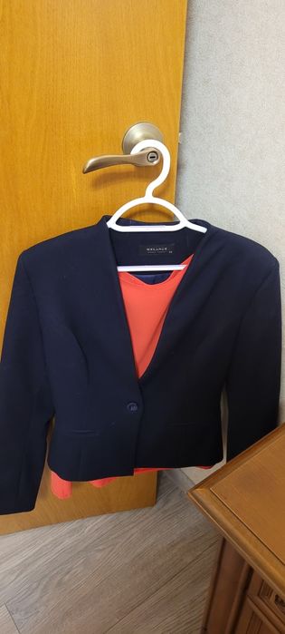 Костюм  темно-синий и блуза 44 размер