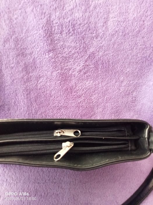 Torebka czarna na krótkim pasku