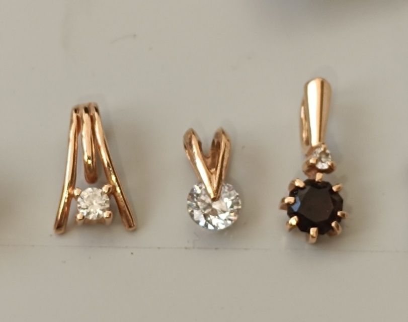 Кулон из золота с цирконием.