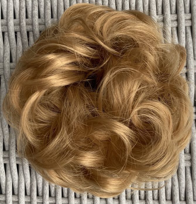 Premium Ultra włosy doczepiane, miodowy blond, kok na gumce 433.