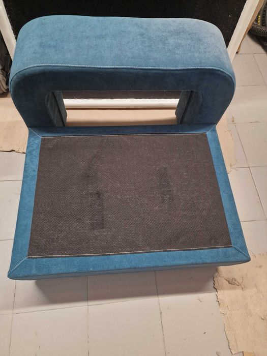 Sofá Individual Estofado em Tecido Bicolor Azul Petróleo e Cinza – Estado Impecável