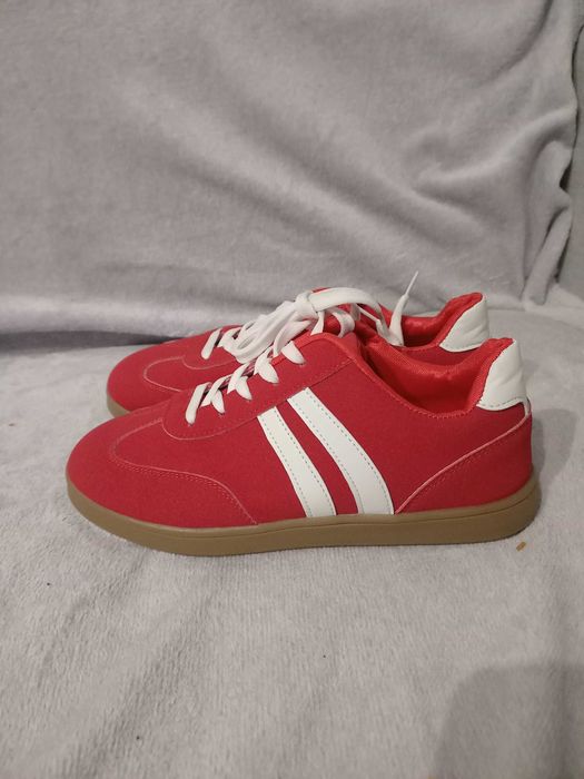 Czerwone buty sportowe