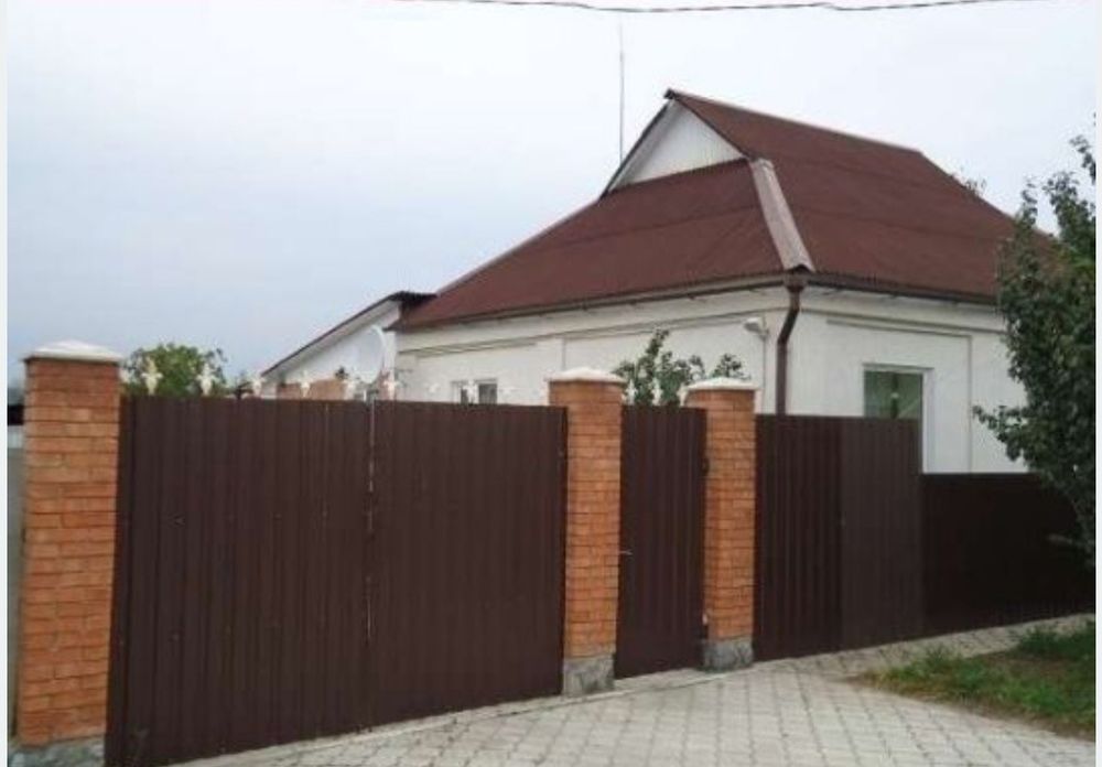 Оренда будинку з паркомісцем