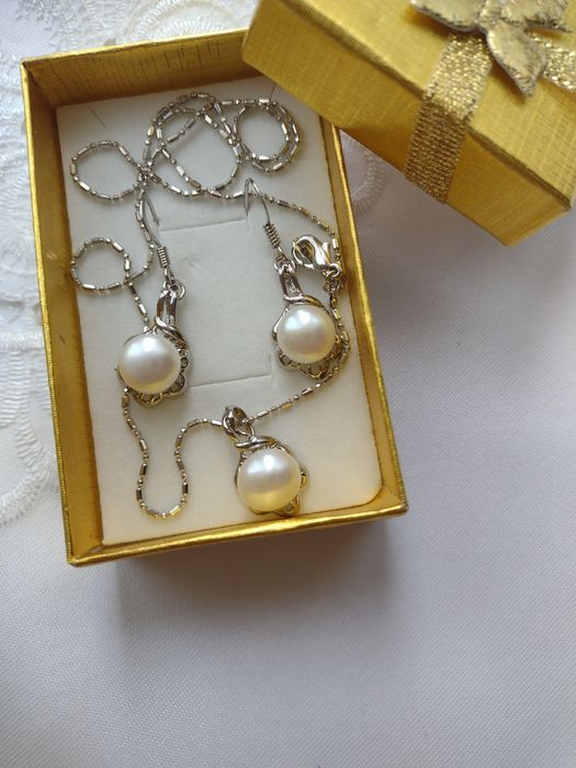 komplet ażurowe kolczyki i naszyjnik z perłą
