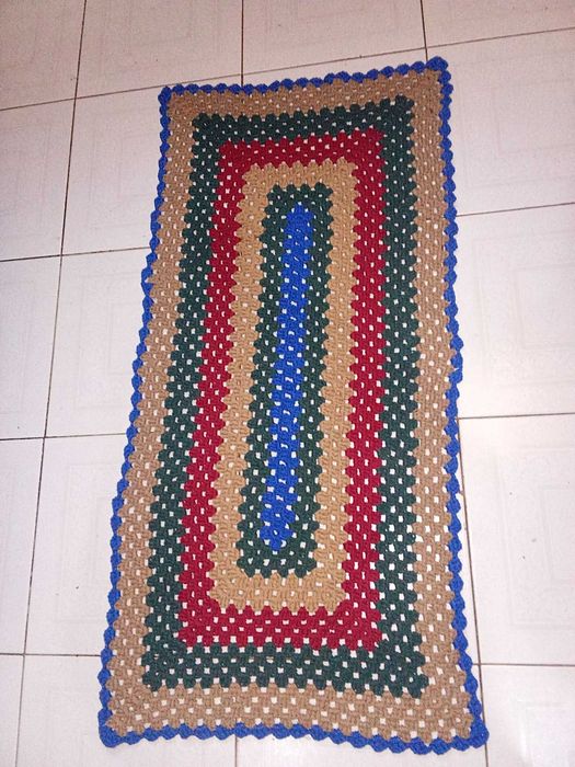 Tapete em crochê nas cores azul, verde, castanho e bordou feito à mão