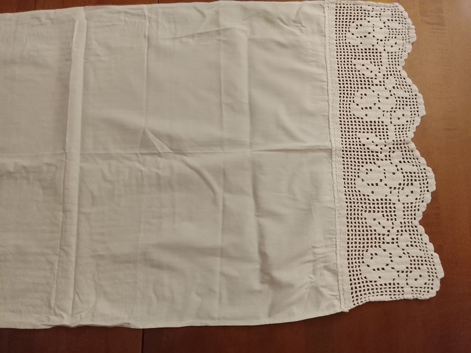 Centro de mesa em linho e crochê nas extremidades