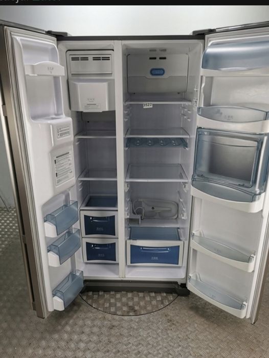 Super lodówka side by side z kostkarką i dozownikiem wody
