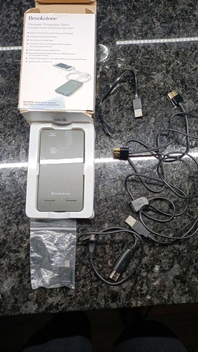 Mini Projetor Portátil Brookstone Pocket Slim, na caixa completo, HDMI MHL 1080p