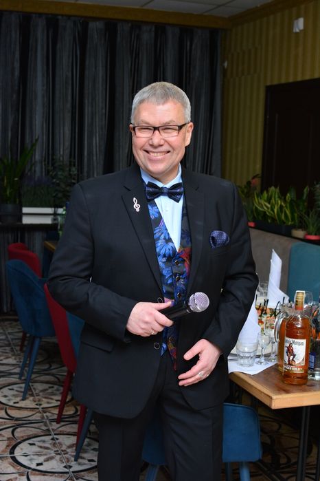 Ведучий, DJ, сучасні програми і живий спів на Ваші свята