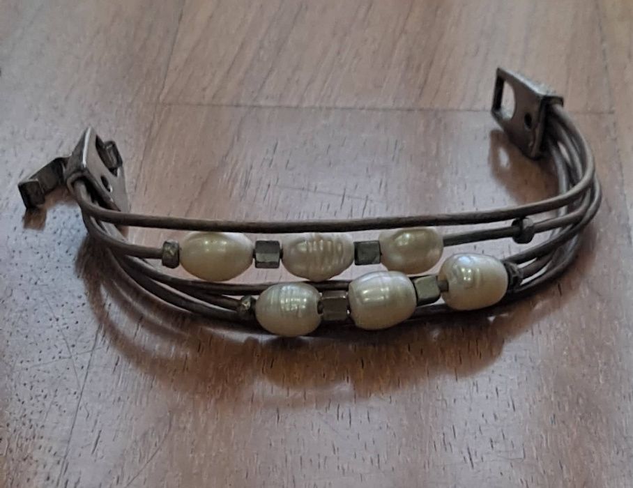 Pulseira de Couro com Pedras de Senhora