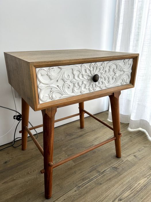 Mesa Cabeceira em Madeira Gato Preto