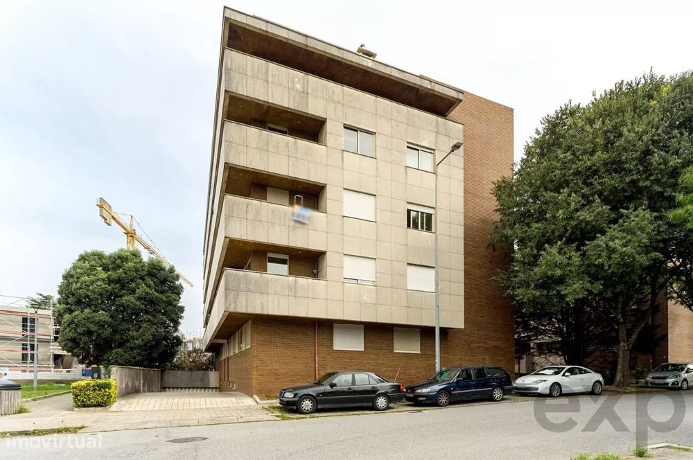 T1 no 4.º e último piso com elevador, varanda poente, garagem e vistas