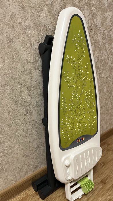 Прасувальна дошка з праскою