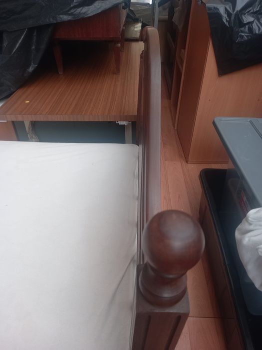 Cama de solteiro em madeira