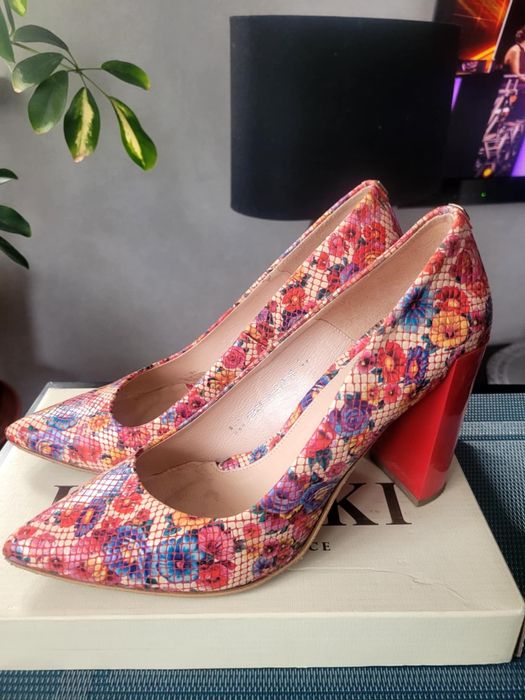 Czółenka czerwone baldaccini na stupku.