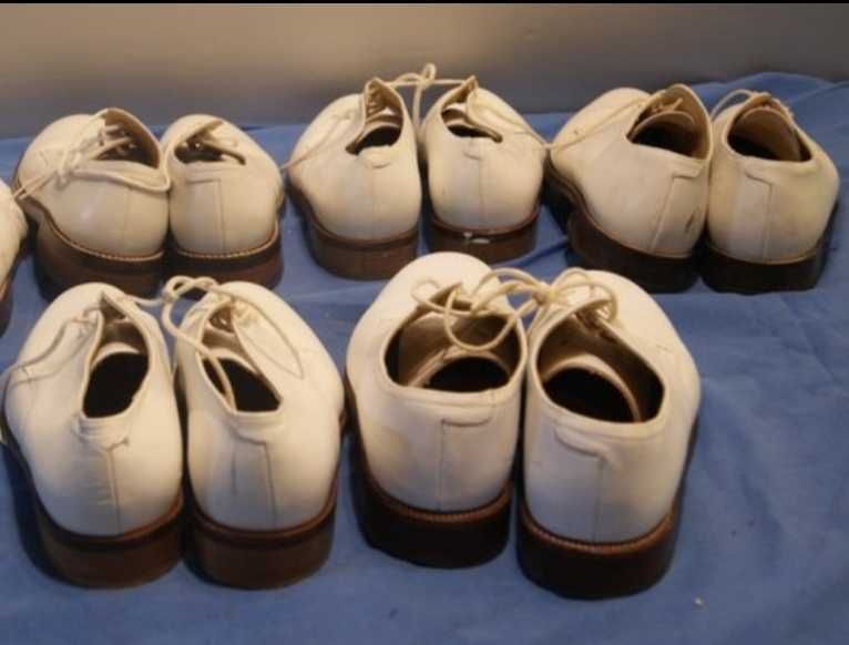 Cinco pares de sapatos da Marinha