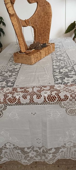 Toalha de jantar, em linho, toda bordada. Com bordados da Madeira