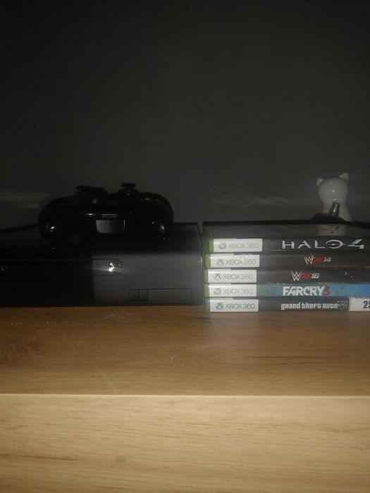 Xbox 360 z padem i pięcioma grami + pełne okablowanie