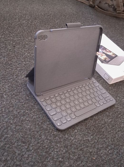 Чохол Logitech Slim Folio для iPad 10-го покоління