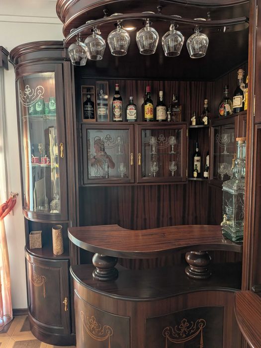 Móvel de Sala Clássico em Madeira Maciça com Bar Integrado – Excelente Estado