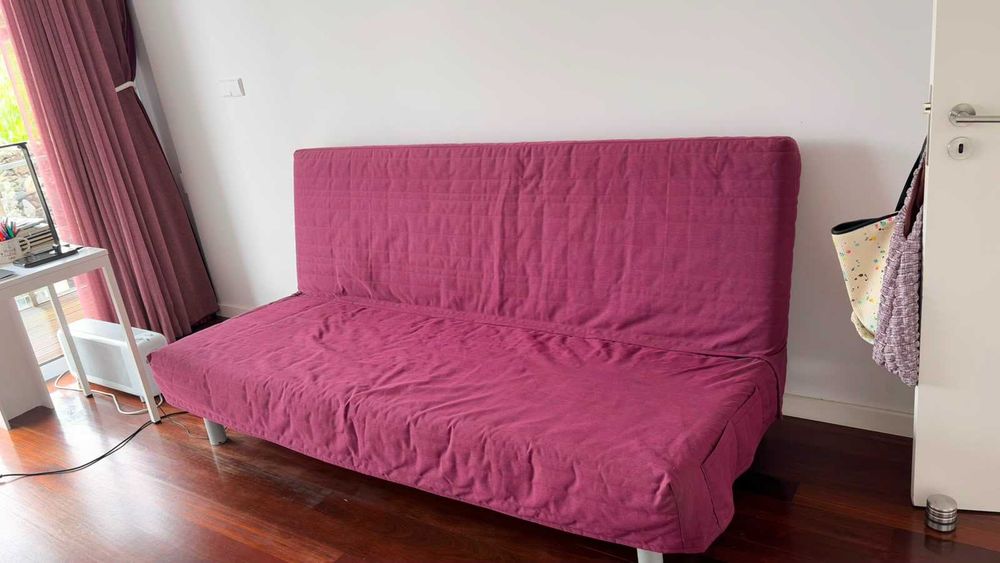 Sofá-cama de 2 lugares (casal) em bom estado , com capa.
