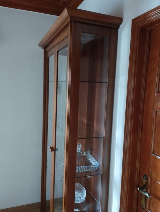 Vitrine em madeira