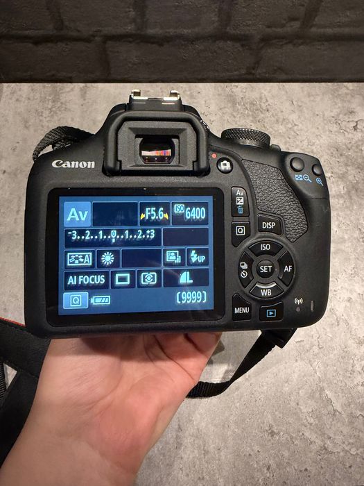 Canon EOS 2000D – Stan Idealny + 2 Torby + Karty 128GB i 32GB