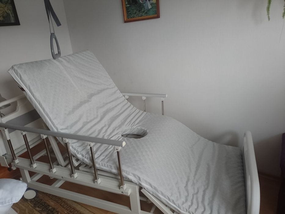 Łóżko z materacem .